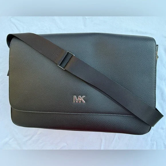 NWT Michael Kors Quilted Interior Leather Messenger Bag with Black Accents - Picture 6 of 15